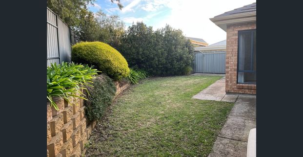 Superbly located sandstone-fronted villa - Photo 1