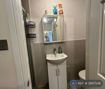 1 bedroom in a flat share to rent - Photo 5