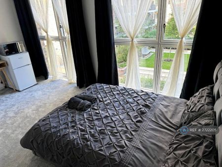 1 bedroom in a house share to rent - Photo 4