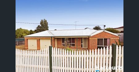 Spacious Family Home with a big yard - Photo 2