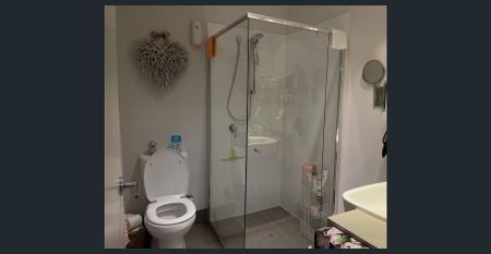 BRIGHT & SPACIOUS - GREAT LOCATION - Photo 3