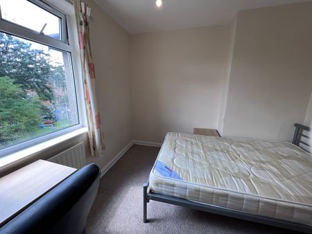 Fourth Avenue, Tang Hall - P1419 - Photo 3