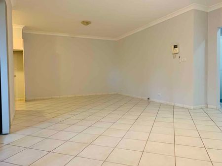 Spacious Ground Floor 2 Bedroom Unit - Close To All Amenities - Photo 4