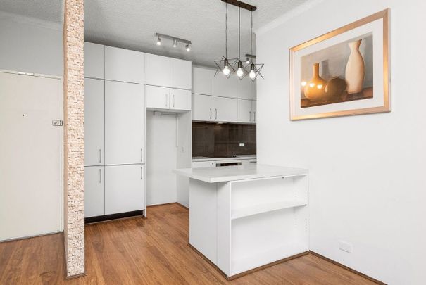 North-Facing Top-Floor 3 Bedrooms Retreat with Light, Space & Style - Photo 1