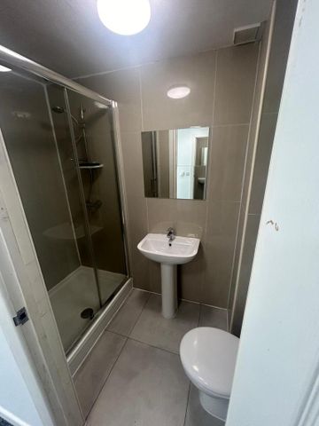 1 bedroom in a flat share to rent - Photo 5