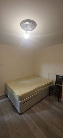 Self contained studio flat for couples only- Loft converted- 850 pcm inclusive - Photo 5