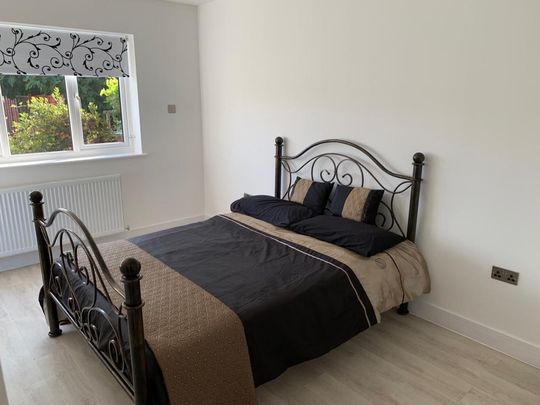 5 Bed Semi-Detached House, Mayfield Road, SO17 - Photo 1