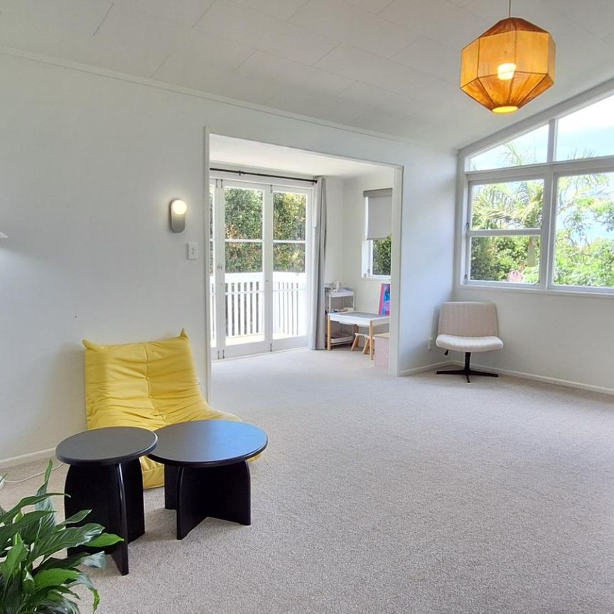 Family-Friendly 3-Bedroom Home, Walk to Schools – Lawn Included - Photo 1