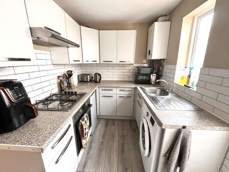 2 bedroom semi-detached house to rent - Photo 5