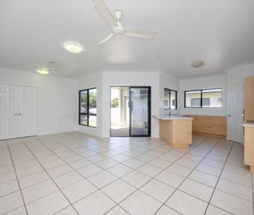 Family Home in Mount Louisa with Shed! - Photo 2