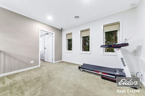 Beautiful double storey opposite the Wyndham Village shopping centre ! - Photo 1