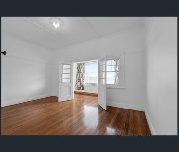 VIDEO inspection - How great is this - enter via rear laneway - Photo 4