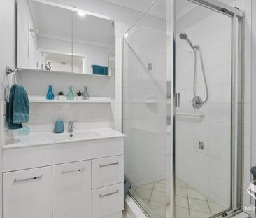 3 Bedroom unit in quiet complex with pool - Photo 2