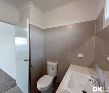 Modern Built Townhouse - Photo 3