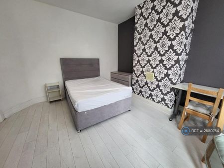 1 bedroom in a house share to rent - Photo 2