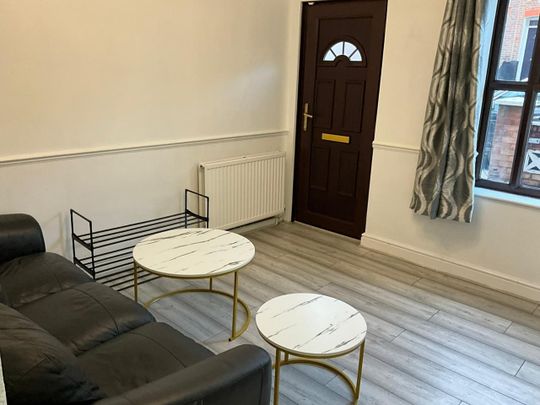 2 Bed Terraced House, Winsdon Road, LU1 - Photo 1