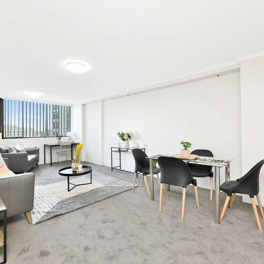 Overlooks Hyde Park with views of Sydney Harbour Fully Furniture 2 Bedroom Apartment Luxury Two Bedrooms Apartment in Museum Towers - Photo 1