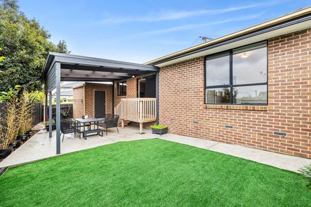 LOVELY THREE BEDROOM HOME - Photo 4
