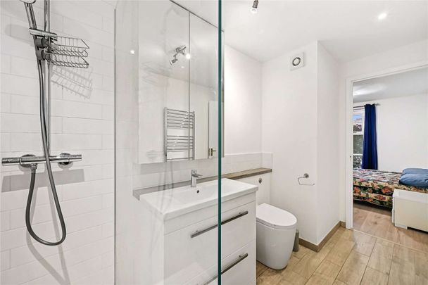 A charming two bed and two bath apartment benefitting from off-street parking, gym and swimming pool, ideally located for Fulham or Earls Court. - Photo 1