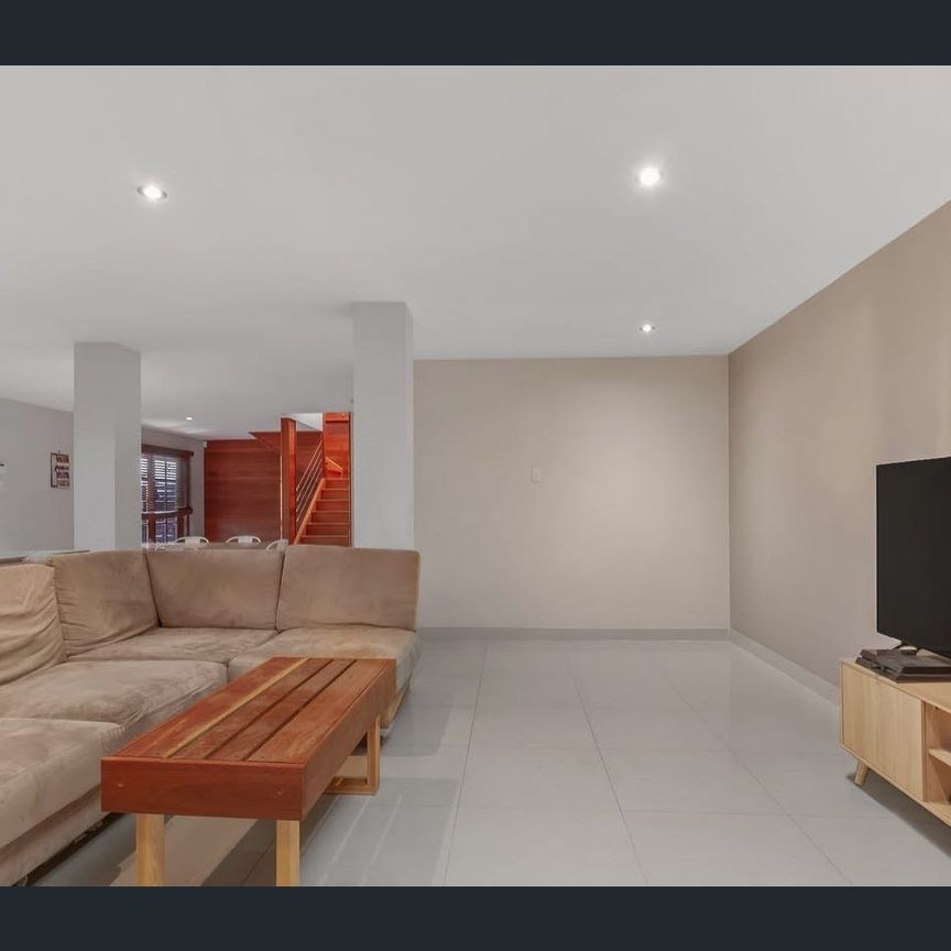 VIEWS GALORE IN SEVEN HILLS - Photo 1