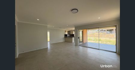 Stunning Large 4 Bedroom Home in Huntlee! - Photo 2