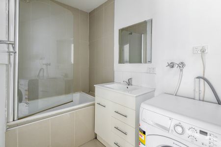 Superb location only 5 mins from Melbourne Central is this Funky New York style studio apartment. - Photo 2