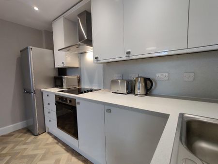 3 bedroom flat to rent - Photo 3