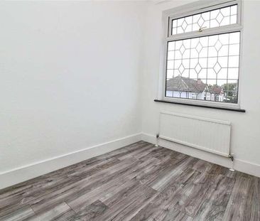 Dorrington Gardens, Hornchurch, RM12 - Photo 5