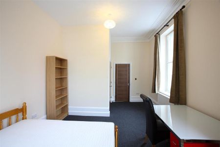 3 bedroom flat to rent - Photo 4