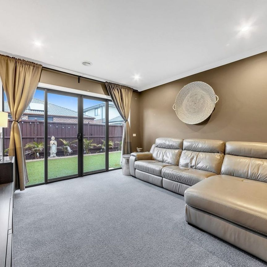 Prestige Family Living in the Heart of Quarters Estate !! - Photo 1