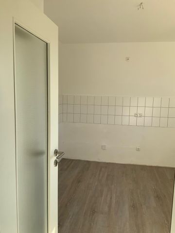 Zwei Zimmer, neues Bad und Balkon - Photo 3