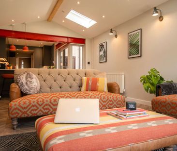 Beautifully renovated house on Coburn Street with top design - Photo 2