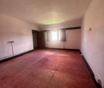 Available 4 Bed Cottage - Photo 4