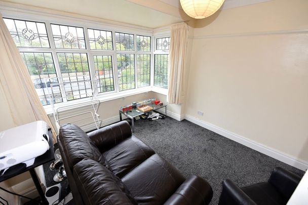 2 bedroom Flat in Otley Road, Leeds - Photo 1