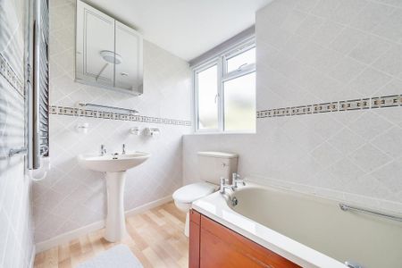 3 bedroom detached house to rent - Photo 4