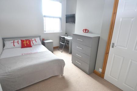 6 bedroom detached house to rent - Photo 4