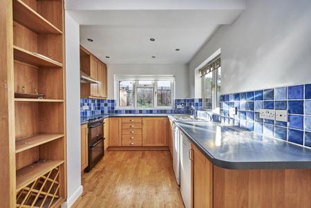 4 bedroom semi-detached house to rent - Photo 4