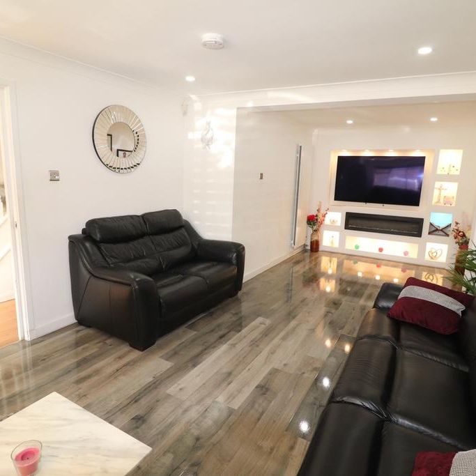 4 bedroom semi-detached house to rent - Photo 1