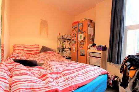 4 Bed Terraced House, Grange Avenue, RG6 - Photo 4