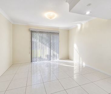 Stylish 3 Bedroom Townhouse with Stair Lift – Comfort&comma; Conven... - Photo 1