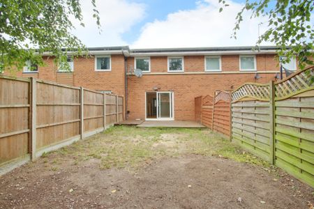 3 bed terraced house to rent in Admiralty Close, West Drayton, UB7 - Photo 5