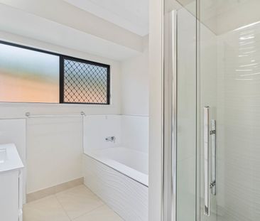 Executive family home with pool and modern comforts - Photo 6