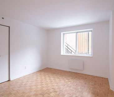 25 Avenue des Pins O, Montréal, QC - Photo 4