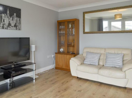 3 bedroom detached house to rent - Photo 2