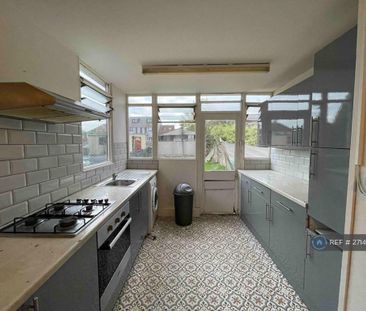 4 bedroom semi-detached house to rent - Photo 5