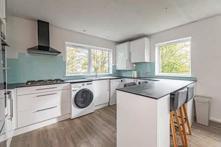 2 bedroom Flat To Let - Photo 4