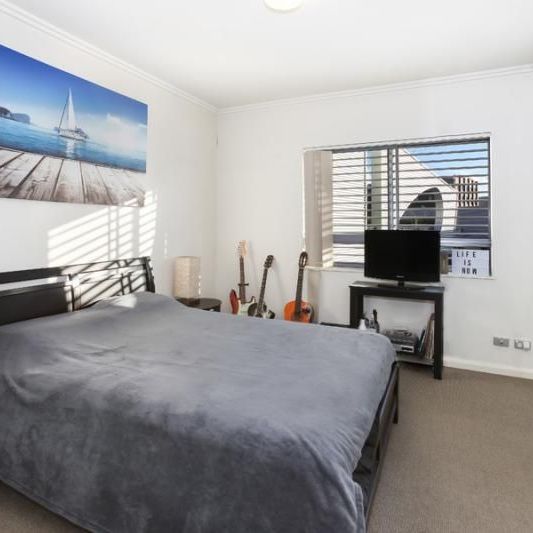 Modern Two Bedroom Apartment in the Heart of Ultimo - Photo 1
