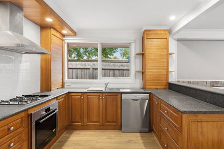 LIGHT AND BRIGHT RENOVATED TWO BEDROOM VILLA. - Photo 2