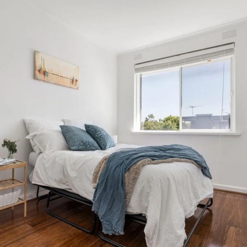 Light-Filled One-Bedroom in a Prime Elwood Location - Photo 1