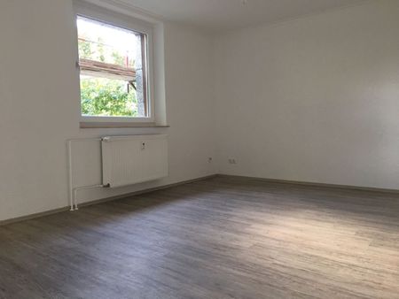 *** 2 Zimmer zzgl. Mansarde + Gäste-Duschbad in ruhiger Grünlage! *** - Photo 3